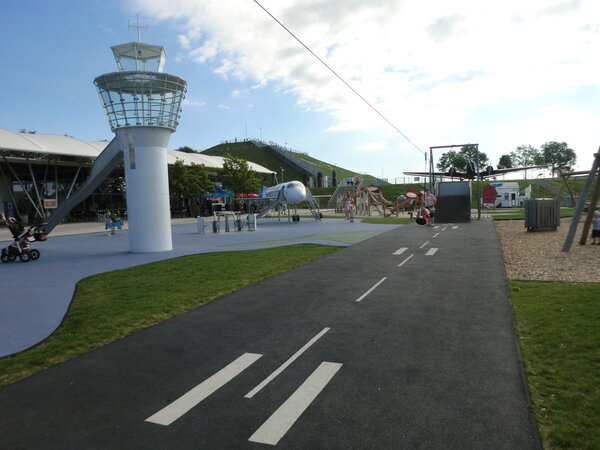 Spieltower und Start- und Landebahn