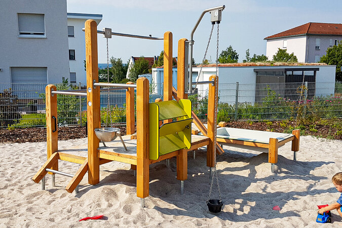 Spielplätze für Wohnanlagen – Sandspielanlage von eibe in einer Wohngegend.