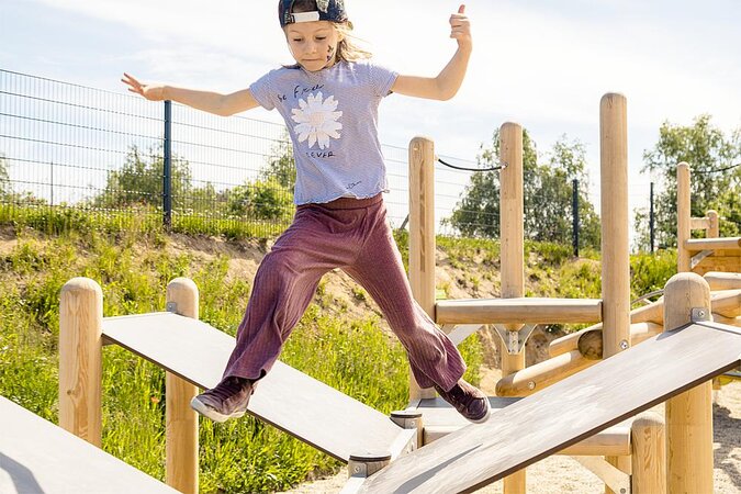 Kind springt über Jump Contest Element