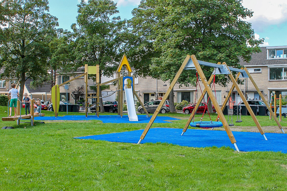 Spielplätze für Wohnanlagen – Kinder toben auf einem großen Spielplatz von eibe.