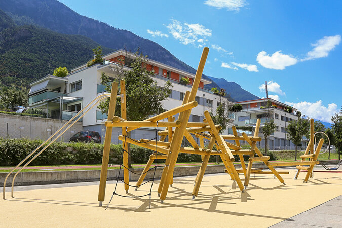 Spielplätze für Wohnanlagen – Kletteranlage von eibe vor einem Wohnbau.