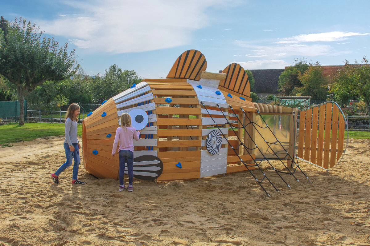 Spielplatz-Architektur mit eibe – eibe Spielgerät mit zwei Kindern. 
