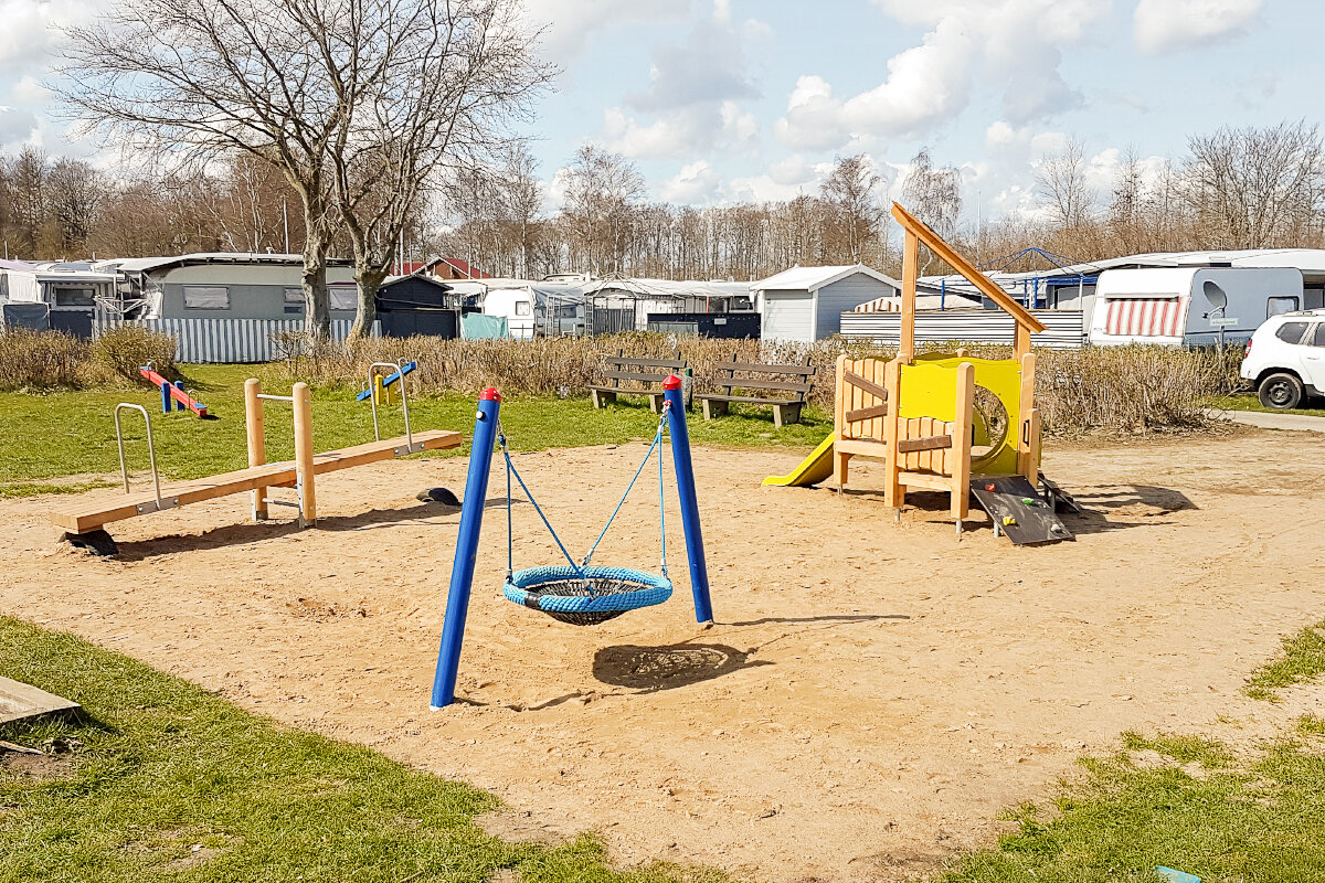 Spielgeräte für Campinganlagen – Spielplatz von eibe auf dem Campinggelände.