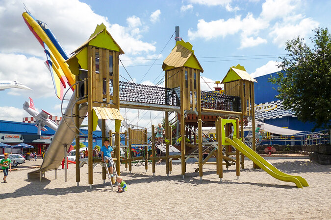 Spielanlagen für Freizeitparks und Zoos – Kinder spielen auf einer Spielanlage von eibe.