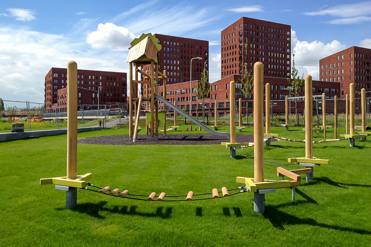Spielplätze für Wohnanlagen – Balancepfad von eibe vor einem Wohnkomplex.